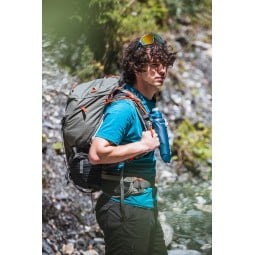 Katadyn BeFree Wasserfilter AC 0,5L kann vorne am Rucksack befestigt werden