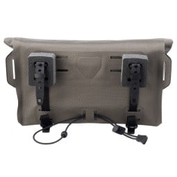 Rückseite ORTLIEB Velo-Sling Lenkertasche Dark Sand mit alternativen Befestigungsmöglichkeiten