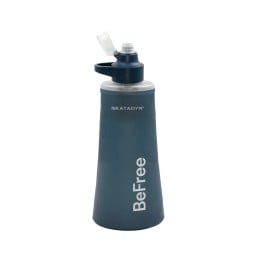 Katadyn BeFree Wasserfilter AC 1L Schieferblau mit geöffnetem Trinkdeckel
