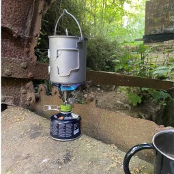 SilverAnt Titanium 750ml Pot mit Henkel auf dem Gaskocher im Einsatz