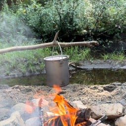 SilverAnt Titanium 750ml Pot mit Henkel überm Feuer aufgehängt
