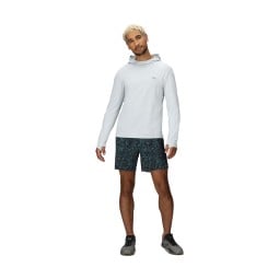 Outdoor Research ActiveIce Spectrum Sun Hoodie Titanium von Model getragen