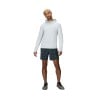 Outdoor Research ActiveIce Spectrum Sun Hoodie Titanium von Model getragen