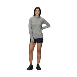 Outdoor Research ActiveIce Spectrum Sun Hoodie Damen Grey Heather von Model getragen