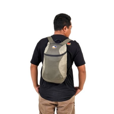 Ticket to the Moon Mini Backpack 15L Army Green Khaki getragen