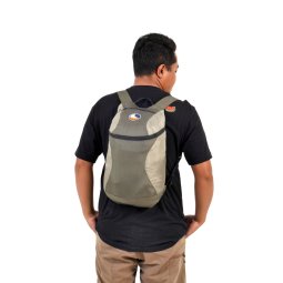 Ticket to the Moon Mini Backpack 15L Army Green Khaki getragen