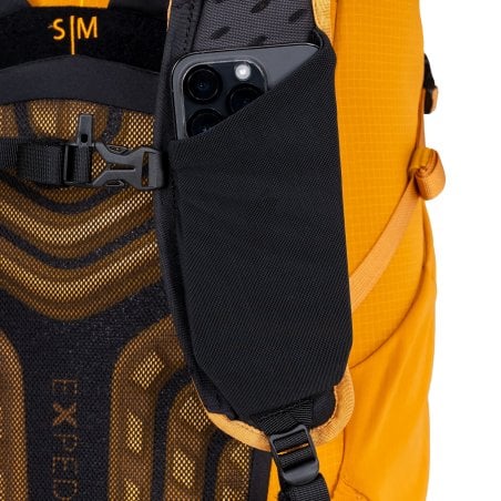 Exped Skyline 45 Rucksack mit kleiner elastischer Tasche an einem der Schultergurte