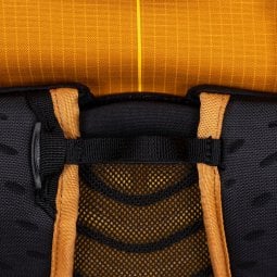 Exped Skyline 45 Rucksack mit Gurtband zwischen den Schulterträgern
