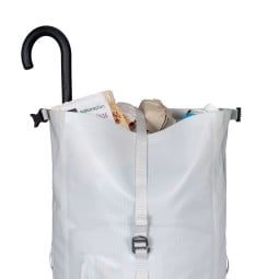 Exped Torrent 20 Rucksack beispielhaft bis oben hin gefüllt und mit Kompressionsgurt zusammengehalten
