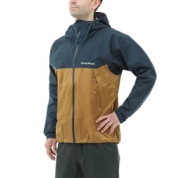Montbell Thunder Pass Jacket Regenjacke von Model getragen