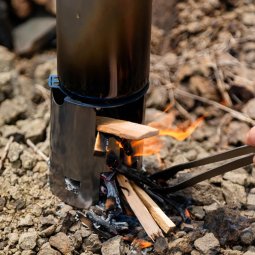 Trinkflasche als Kochgeschirr genutzt beim Keith Titanium Nesting Camp Set