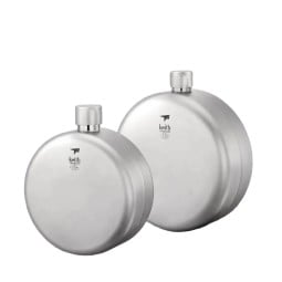 Keith Titanium Cowboy Cantene Feldflasche beide Größen nebeneinander
