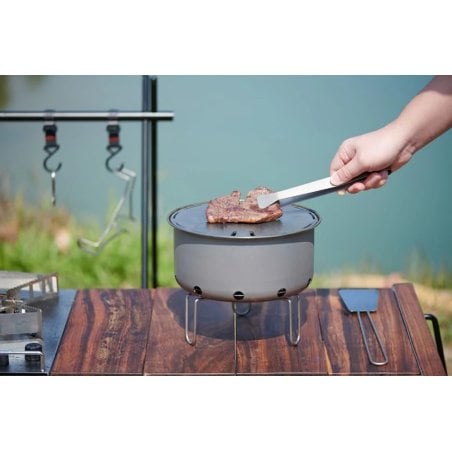 Keith Titanium Portable Grill im Einsatz mit separat erhältlichem Zubehör