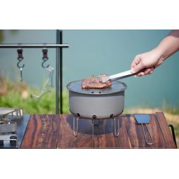 Keith Titanium Portable Grill im Einsatz mit separat erhältlichem Zubehör