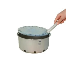 Beim Keith Titanium Portable Grill kann die separat erhältliche Titanzange von Keith helfen, die Grillplatte anzuheben