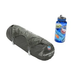 Big Agnes Copper Spur UL1 Zelt Lichen Green Packsack seitliche Ansicht im Größenvergleich mit Flasche