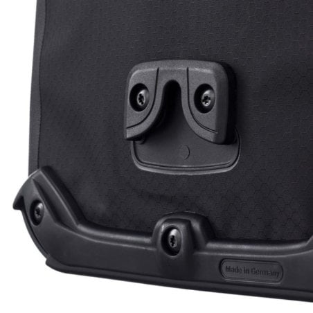 ORTLIEB Gravel-Pack Single Black Matt - Ql3.1 Befestigung Unterseite im Detail