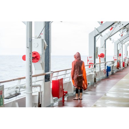 Exped Bike + Hike Poncho UL auf einem Schiff im Einsatz