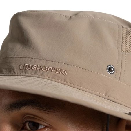 Craghoppers NosiLife Ranger Hat Pebble Detailansicht Druckknopf und Logo