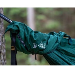 Ticket To The Moon Lightest Pro Hammock Forest Green - die Hülle wird beim Aufbau einfach gen Abspannleine geschoben