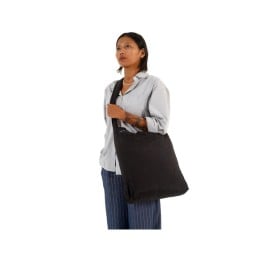 Ticket To The Moon Eco Bag Medium Black umgehangen