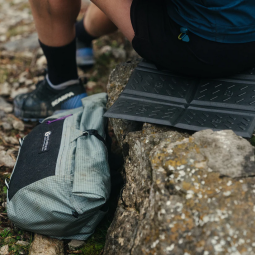 Gossamer Gear Piku Sling Polster ausgeklappt als Sitzkissen im EInsatz