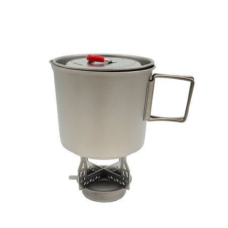 Evernew Ti Fire Cup Gelbrenner beispielhaft mit Topfkreuz und Kochtopf aufgebaut