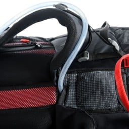 Ausgang für den Trinkschlauch im Pajak HD3 Recco Rucksack