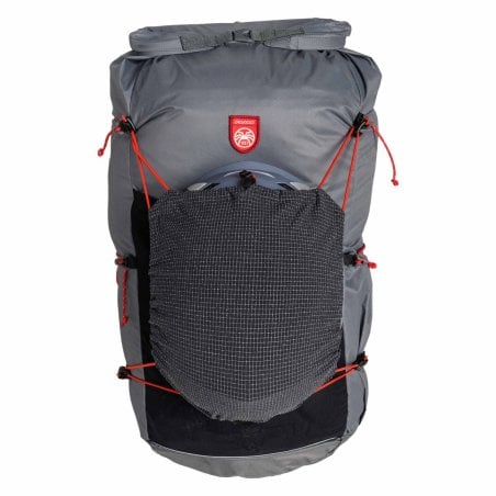 Pajak Helmet Holder an einem Rucksack befestigt von vorne betrachtet