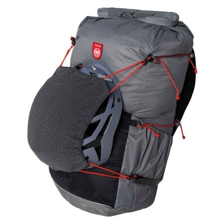 Pajak Helmet Holder beispielhaft an einem Rucksack befestigt