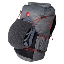 Pajak Helmet Holder beispielhaft an einem Rucksack befestigt