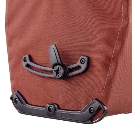 ORTLIEB Back-Roller Plus Dark Chili unterer Teil der QL 2.2 Befestigung