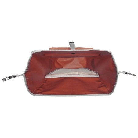 Blick in den ORTLIEB Back-Roller Plus Dark Chili hinein