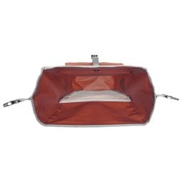 Blick in den ORTLIEB Back-Roller Plus Dark Chili hinein