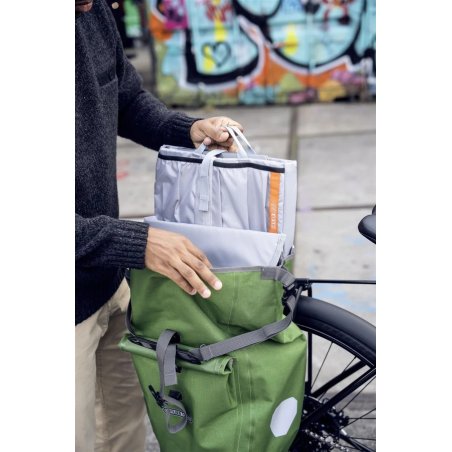 ORTLIEB Commuter Insert S zusammen mit Fahrradtasche im Einsatz