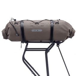 ORTLIEB Dry-Pack 12L F9937 Dark Sand auf Gepäckträger montiert