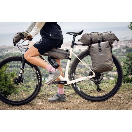 ORTLIEB Dry-Pack 16L Dark Sand beispielhaft im Einsatz zusammen mit anderen Taschen