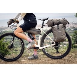 ORTLIEB Dry-Pack 16L Dark Sand beispielhaft im Einsatz zusammen mit anderen Taschen