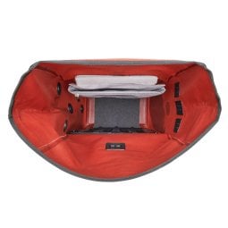 Blick in ORTLIEB Vario Plus 26L Tagesrucksack Dark Chili hinein