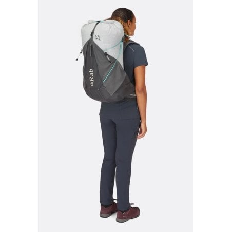 Rab Muon 40L Wanderrucksack Damen von Model getragen zum Größenvergleich