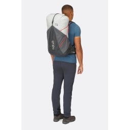 Rab Muon 40L Wanderrucksack von Model getragen zum Größenvergleich
