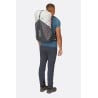 Rab Muon 40L Wanderrucksack von Model getragen zum Größenvergleich
