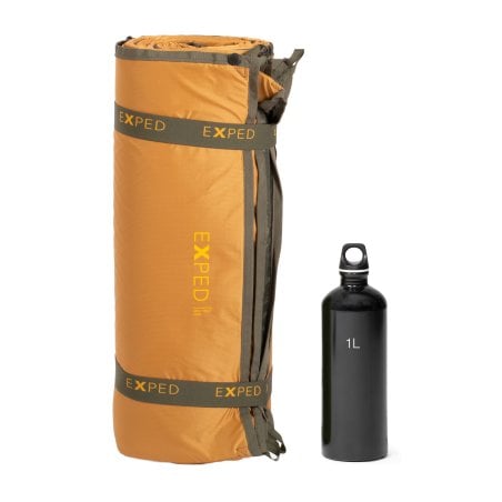 Exped MultiMat Isomatte Trio Packmaß verglichen mit 1L Trinkflasche