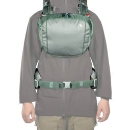 Tatonka Yukon 50+10 Rucksack Ansicht mit Deckelfach vor der Brust getragen