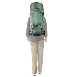 Tatonka Yukon 50+10 Rucksack zum Größenvergleich von Model getragen