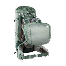 Tatonka Yukon 50+10 Rucksack beispielhaft mit Deckel vorne an den Schultergurten fixiert