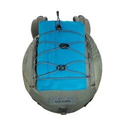 Kordelzug auf dem Deckel des Tatonka Hike Pack 30 BC Tagesrucksacks beispielhaft mit Ausrüstung