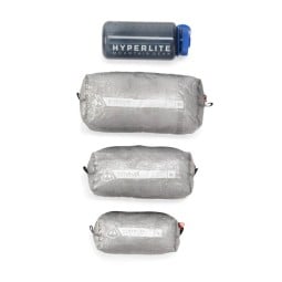 Hyperlite Mountain Gear Zippy im Größenvergleich mit einer 1 Liter Nalgene Flasche. Diese ist nicht im Lieferumfang enthalten.