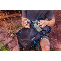 Gregory Citro 30 Rucksack Ozone Black - Frontasche zum unterbringen z.B. nasser Kleidung. Jacke nicht im Lieferumfang.
