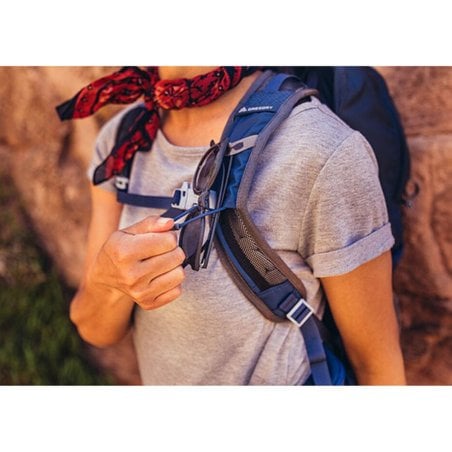 Gregory Juno 24 Rucksack Damen - Halterungen am Schultergurt für Ausrüstung. Diese ist nicht im Lieferumfang enthalten.